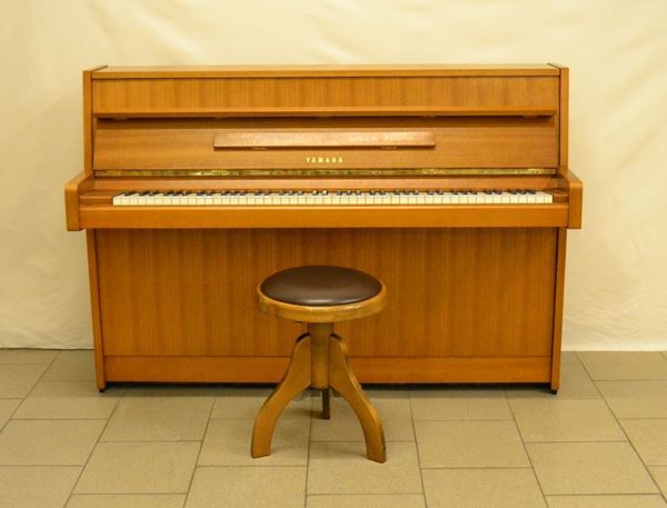 Pianoforte verticale, anni 70, marca Yamaha, matricola 1446055, pancone in metallo, con panchetto, cm 143,5x52x100