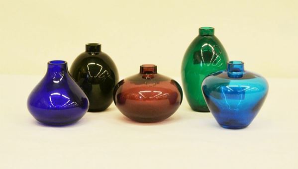 Cinque vasetti, manifattura Venini, in vetro di murano, in vari colori e misure ( 5 )