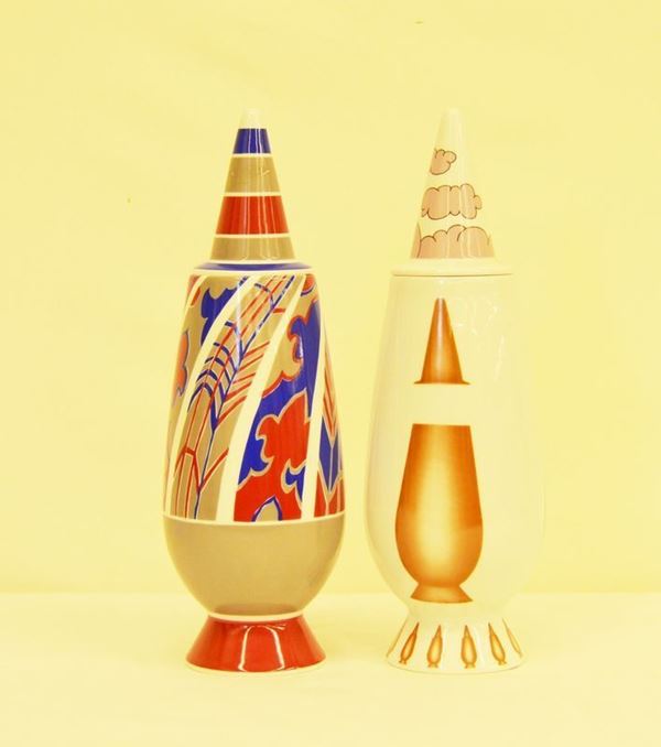 Due vasi, design Alessandro Mendini, manifattura Alessi, in porcellana bianca decorata con decalcomania applicata, alt. cm 38 ( 2 )