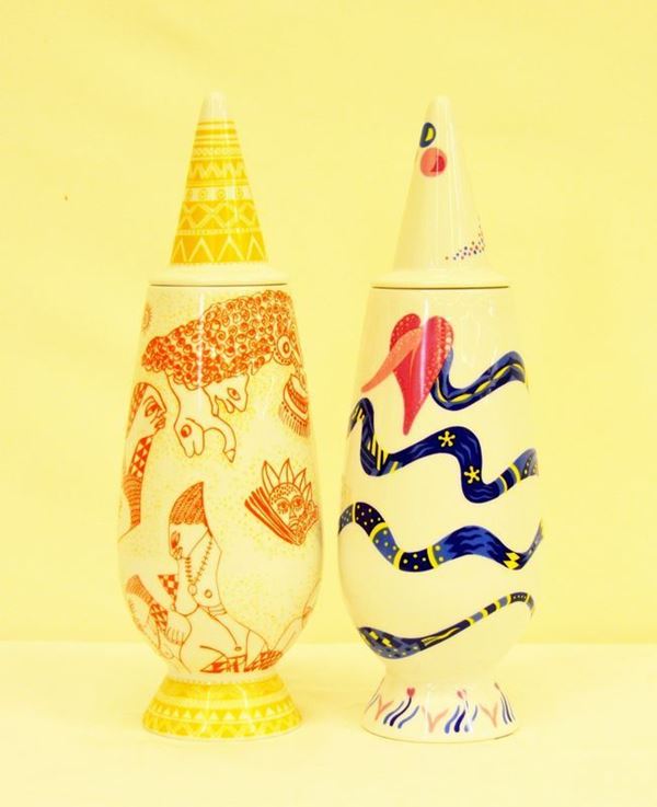 Due vasi, design Alessandro Mendini, manifattura Alessi, in porcellana bianca decorata con decalcomania applicata, alt. cm 38 ( 2 )