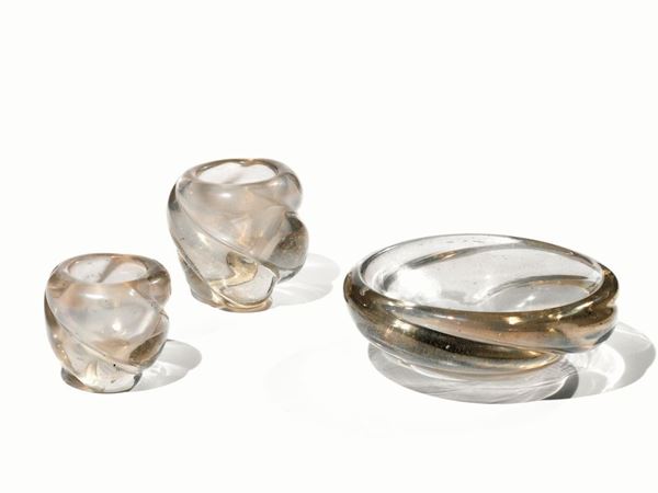 TRE POSACENERE. Produzione: Barovier, in vetro iridescente, superficie esterna modellata a spirale, alt. cm 7, diam. cm 15,5; alt. cm 8,5, diam. cm 8,5; alt. cm 7, diam. 6, 5 (3)