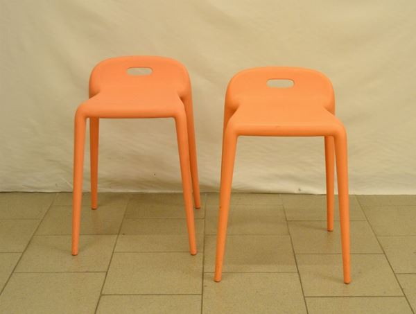 Coppia di sgabelli, design Stefano Giovannoni, manifattura Magis, in plastica color arancio, alt. cm 58,5(2)