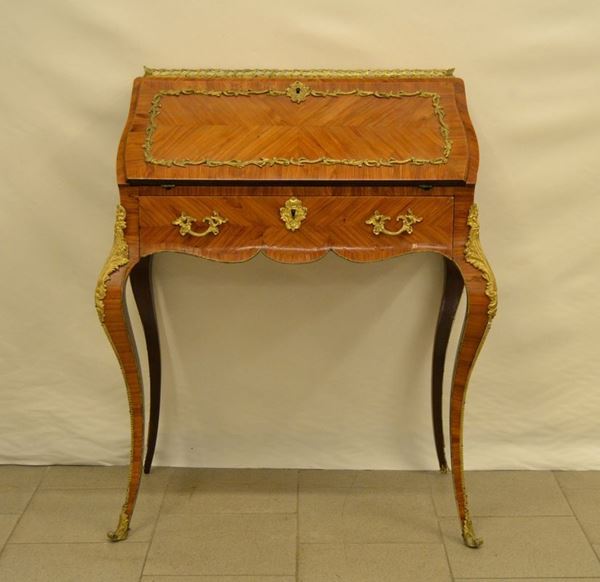 Piccolo scrittoio, Francia, sec. XX, in radica di olivo, sportello a ribalta, con internamente cassettini e vani a giorno, rapporti in metallo dorato, gambe mosse, cm 79x47x96, da restaurare