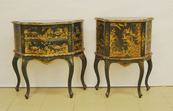 Coppia di credenzini, Veneto, sec. XX, in legno laccato nero decorato a cineserie, gambe mosse, cm 74x32x76 e cm 60x29x78, da restaurare ( 2 )