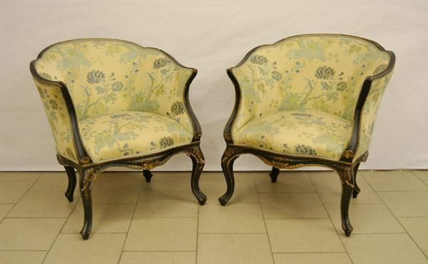 Coppia di poltroncine, Veneto, sec. XX, in legno laccato nero decorato a cineserie, imbottite e ricoperte in stoffa a fiori, cm 72x64x78, difetti