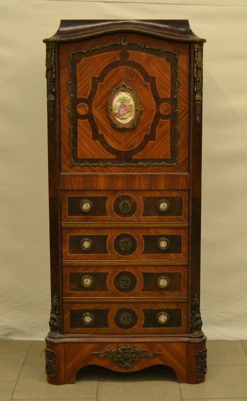 Piccolo secretaire, Francia, sec. XX, in radica di noce e olivo, a quattro cassetti ed uno sportello a ribalta con internamente cassettini e vani a giorno, decorato con piastrelle in ceramica raffiguranti SCENE GALANTI, rapporti in metallo dorato, cm 61x37x133