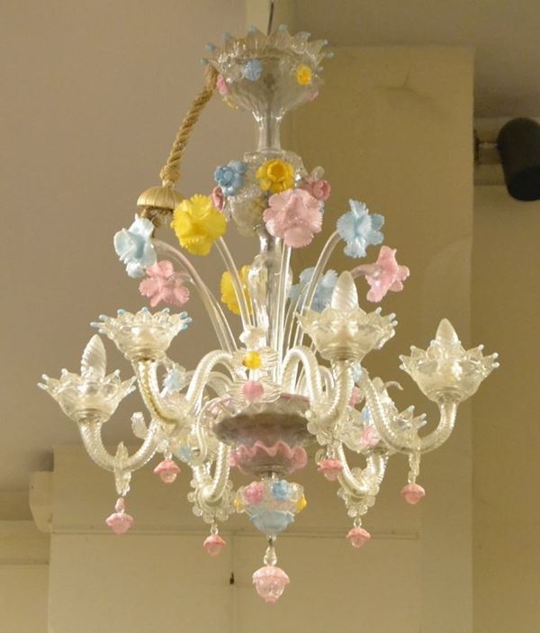 Lumiera, sec. XIX, in vetro di murano, a sei bracci, con decori a fiori, alt. cm 84, e coppia di applique analoghi   ( 3 )