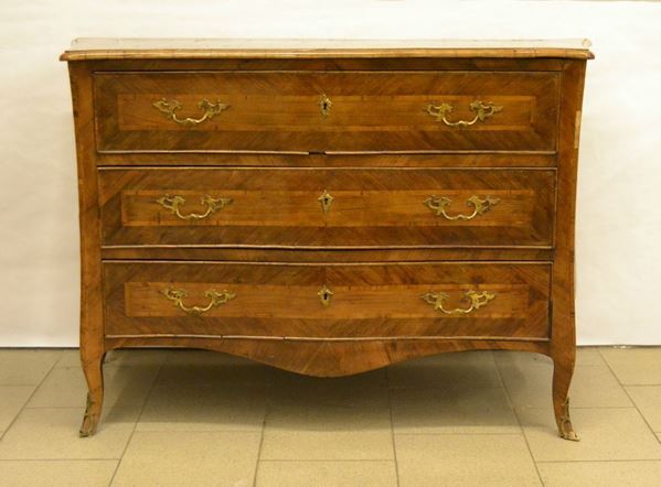 Cassettone, Toscana, sec. XVIII, in radica di noce, a tre cassetti, piano sagomato, fronte e laterali mossi, cm 132x53x87, mancanze