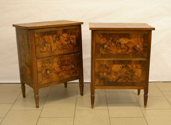 Coppia di comodini, Toscana, sec. XVIII, in radica di noce, a due cassetti, gambe troncopiramidali, cm 56x36,5x74,5, difetti e restauri ( 2 )