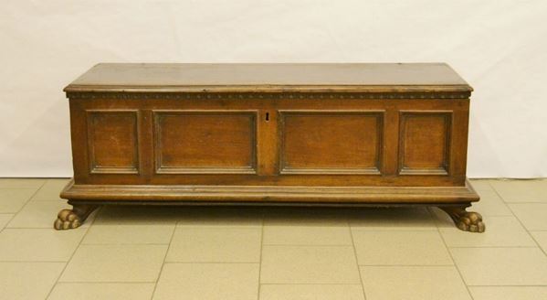 Cassapanca, Toscana, inizi sec. XIX, in noce, frontale sformellato, piedi a zampa di leone, cm 135x47x50, difetti