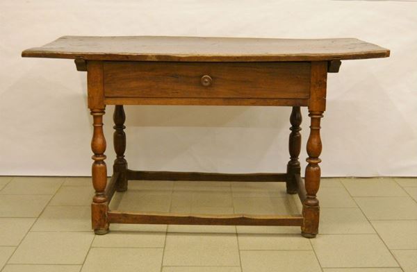 Tavolo, Toscana, sec. XVIII, in noce, un cassetto, gambe tornite, cm 145x65x78