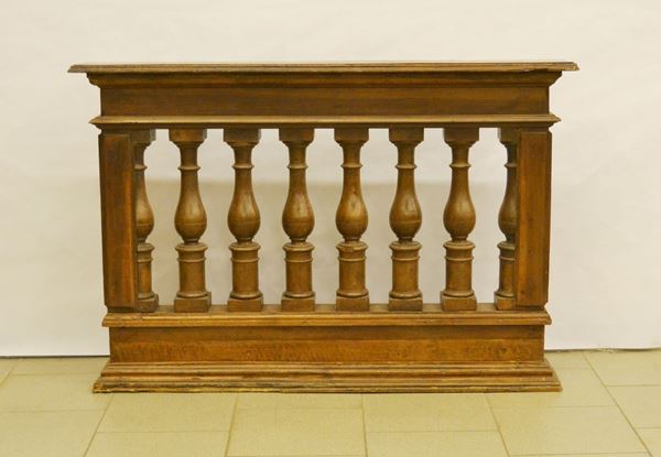 Balaustra, sec. XIX, in noce, con colonne tornite, cm 120x18x80