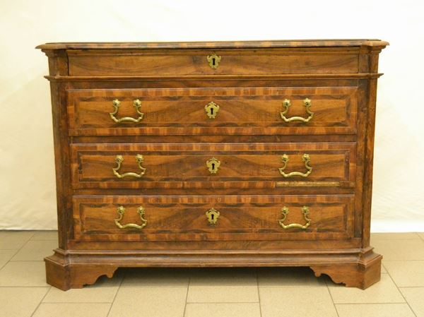 Cassettone, Italia centrale, sec. XVIII, in olivo e noce, piano sagomato, quattro cassetti, piedi a mensola, rapporti in metallo dorato, cm 147x66x105, difetti e restauri