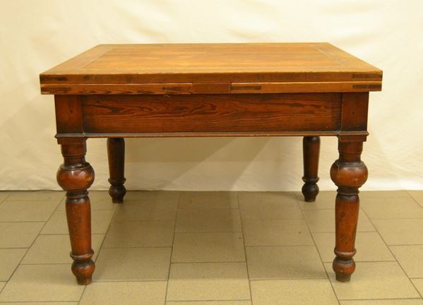 Tavolo, Toscana, sec. XIX, in legno dolce, prolunghe a tiro, piano rettangolare su quattro gambe tornite, cm 113x104x79