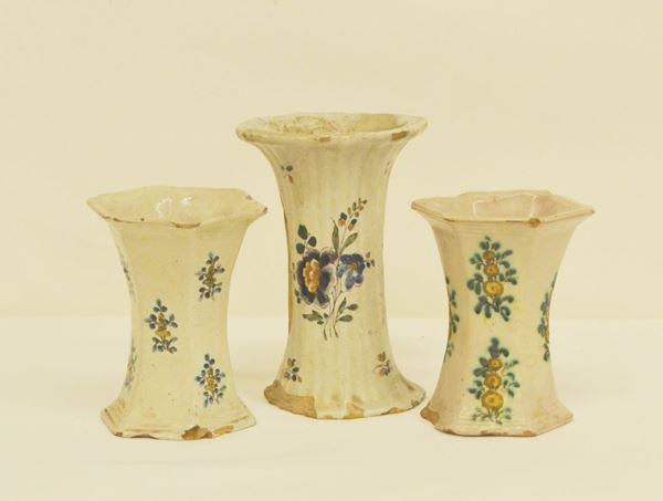 Tre vasetti, sec. XVIII, in ceramica decorata a FIORI E FOGLIE, alt. cm 18,5 e cm 14, rotture ( 3 )