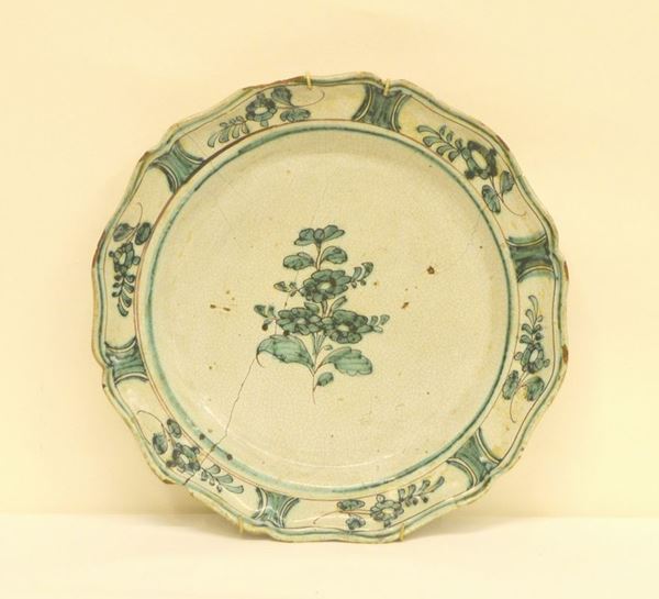 Piatto da parete, inizi sec. XIX, in maiolica decorata a MOTIVI VEGETALI, diam. cm 34, rotture