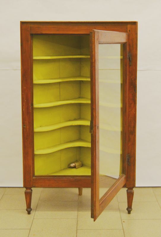Angoliera, Toscana, sec. XVIII, in noce, ad uno sportello con vetro, piano in marmo, gambe troncopiramidali, cm 78x43x135