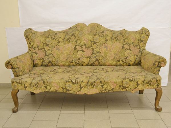 Divano, Toscana, sec. XVIII, in noce, spalliere e gambe sagomate imbottite e ricoperte in stoffa a fiori, cm 200x66x106
