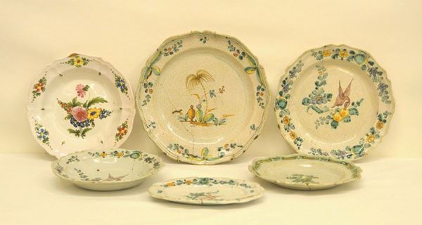 Sei piatti, sec. XVIII e XIX, in maiolica decorati a FIORI E UCCELLI, rotture ( 6 )