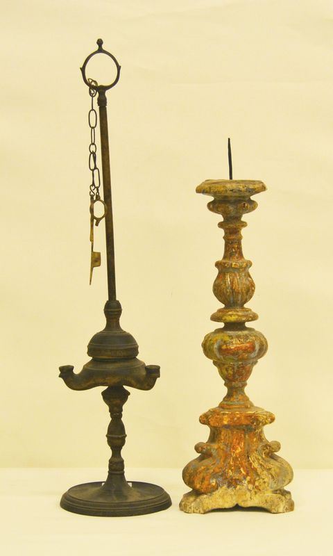 Candeliere, sec. XVIII, in legno laccato e dorato, piedi a zampa felina, alt. cm 45, mancanze, e lucerna fiorentina, sec. XVIII, in metallo a tre luci, base circolare, alt. cm 57 ( 2 )