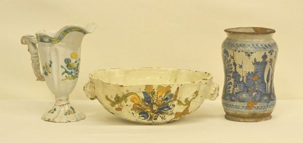 Zuppiera, brocca e alberello, sec. XVIII, in maiolica decorata a FIORI E PAESAGGIO, rotture ( 3 )