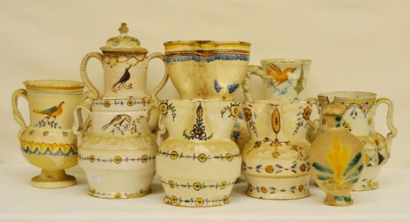 Lotto composto da: otto brocche e un piccolo vaso, sec. XVIII, in maiolica decorata a UCCELLI E FIORI, rotture ( 9 )