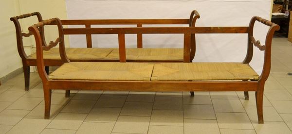Coppia di divani, sec. XVIII, in ciliegio e noce, laterali a fasce tornite e sagomate, sedute impagliate, cm 205x55x90