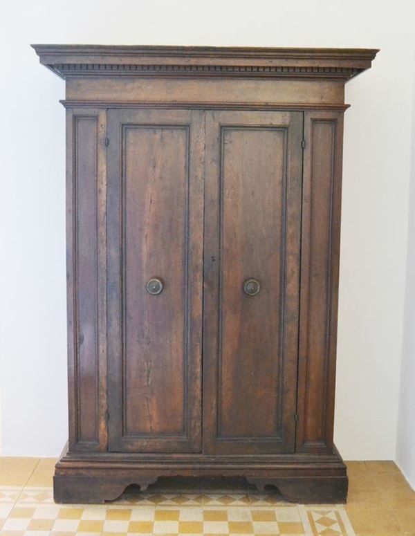 Stipo, Toscana, sec. XVIII, in noce, a due sportelli sformellati, piedi a mensola, cm 138x56x191