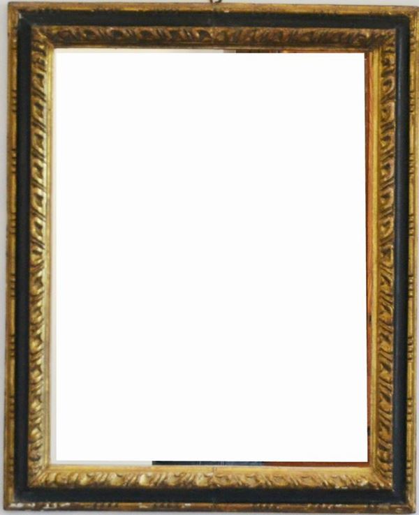 Cornice, Toscana, sec. XVIII, in legno laccato nero-oro con intagli, internamente specchiera moderna, cm 75x92