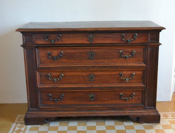Cassettone, Toscana, sec. XVIII, in noce, a quattro cassetti, piedi a mensola, cm 150x64x104, difetti