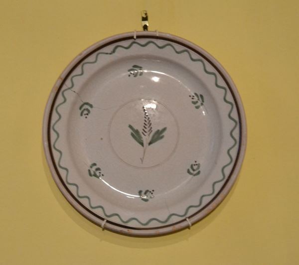 Piatto, sec. XVIII, in maiolica decorata, rotture