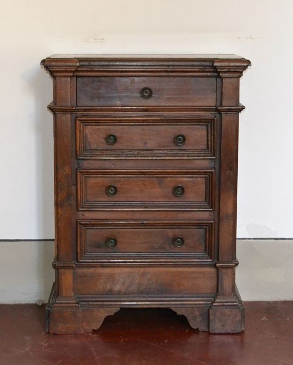 Credenzino, sec. XVIII, in noce, a quattro cassetti, piedi a mensola, cm 62x32x85