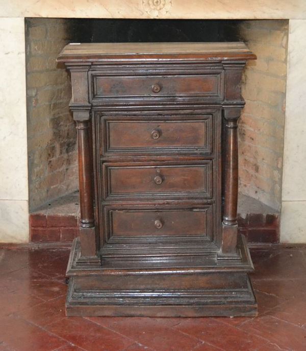 Credenzino, sec. XVIII, in noce, a quattro cassetti, colonne laterali, cm 68x31x91