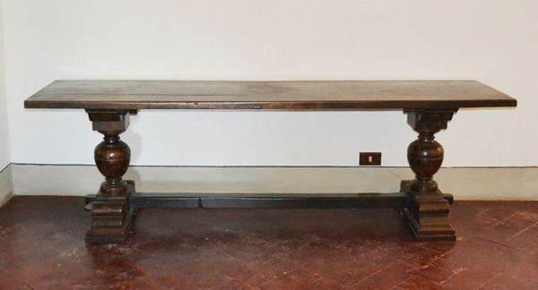 Tavolo fratina, sec. XIX, in noce, gambe tornite su piedi a ciabatta, cm 253x64