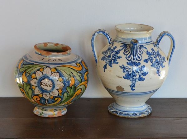 Brocca e vaso, Italia centrale, sec. XVIII, in maiolica decorata, difetti ( 2 )