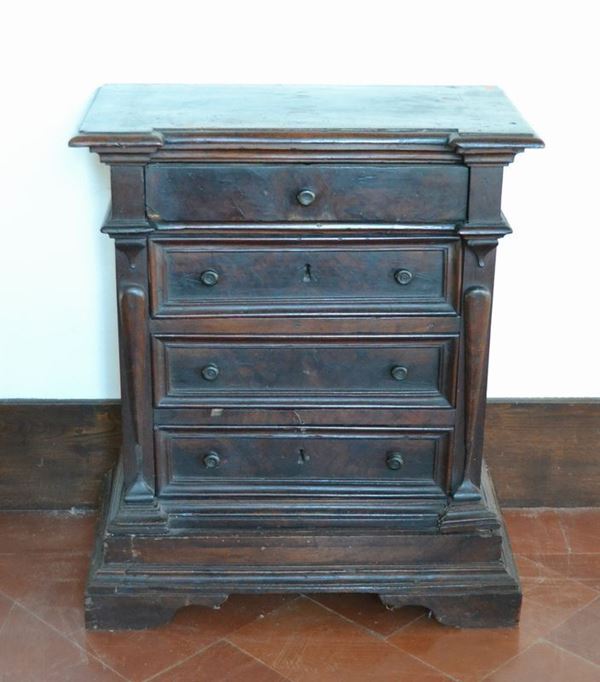Credenzino, Toscana, sec. XVIII, in noce, a quattro cassetti, cm 67x37x81, restauri