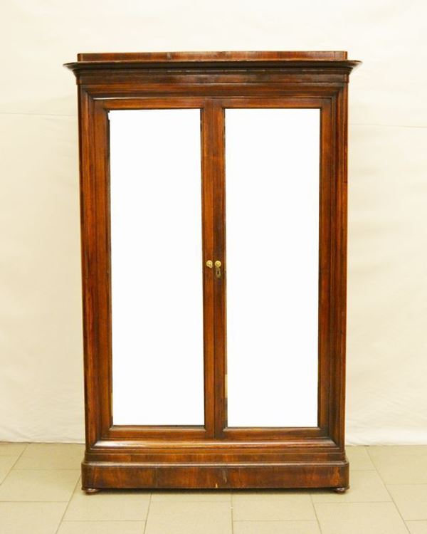 Vetrina, Inghilterra, sec. XIX, in noce, a due sportelli, internamente tre ripiani, cm 107x48x164