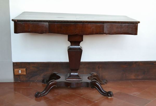 Tavolo, Toscana, sec. XIX, in mogano, un cassetto, gamba centrale su quattro piedi mossi, cm 109x70x76