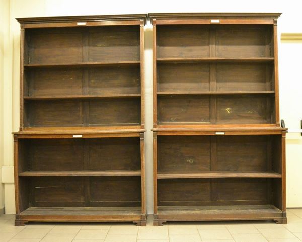 Coppia di librerie a giorno, sec. XIX, in noce e pioppo, a tre ripiani, colonne scanalate, piedi a mensola, cm 150x41x230   ( 2 )