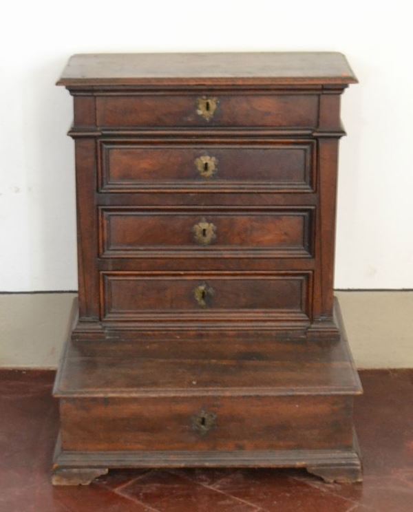 Inginocchiatoio, Italia centrale, sec. XVIII, in noce, a quattro cassetti, cm 70x63x89