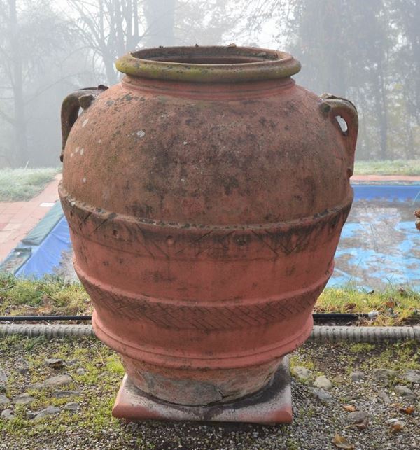 Orcio, sec. XIX, in terracotta a due manici, alt. cm 117, difetti
