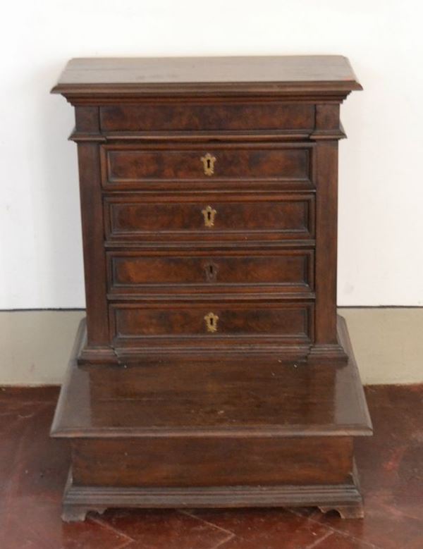 Inginocchiatoio, Italia centrale, sec. XVIII, in noce, a quattro cassetti, cm 71x66x92, restauri di epoca posteriore