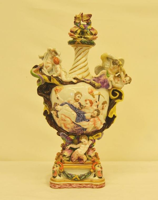 Vaso, sec. XIX, in ceramica decorata a SCENE MITOLOGICHE, a rilievo, alt. cm 52, piccoli difetti