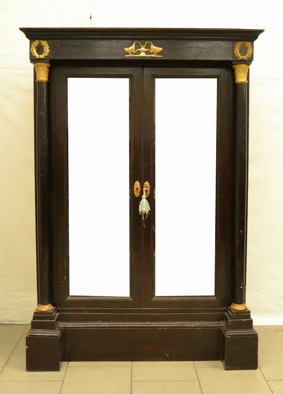 Vetrina, stile Impero, in rovere, a due sportelli in vetro, colonne laterali, decori in legno laccato oro, cm 108x52x155