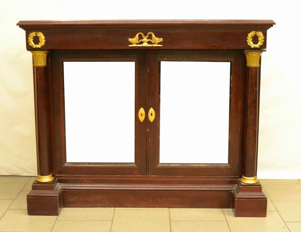 Vetrina, stile Impero, in rovere, a due sportelli in vetro, colonne laterali, decori in legno laccato oro, cm 130x55x104
