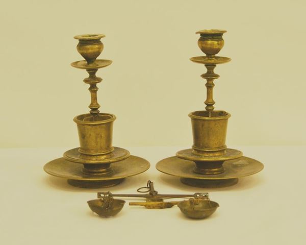 Coppia di candelieri, sec. XIX, in ottone, base circolare, e piccola bilancia ( 3 )
