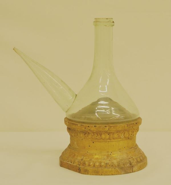Base circolare, sec. XIX, in legno dorato, e bottiglia in vetro, sec. XIX, difetti ( 2 )