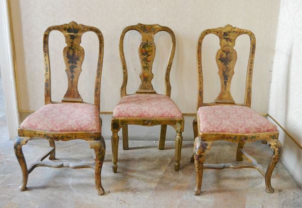Coppia di sedie, Toscana, sec. XVIII, in legno laccato, gambe mosse e sedia analoga con gambe scanalate ( 3 )