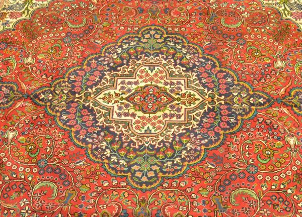 Tappeto persiano TABRIZ, di vecchia manifattura, fondo rosso a motivo floreale, medaglione centrale, bordura blu, beige e verde, cm 390x300
