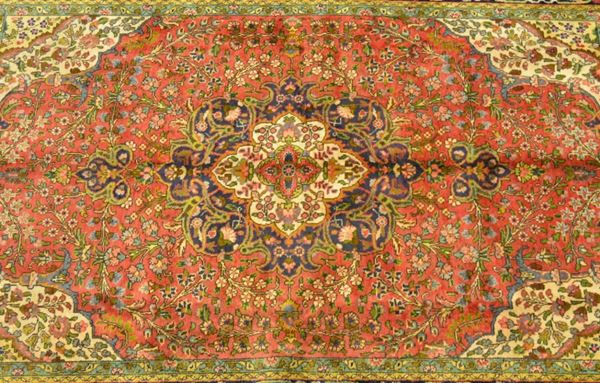 Tappeto persiano TABRIZ, di vecchia manifattura, medaglione centrale, fondo rosso e blu notte, bordura blu a motivo floreale, cm 285x200